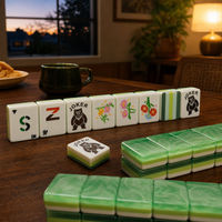 Jeu de tuiles de mahjong américain vert, tuiles translucides marbrées avec des motifs gravés de Joker et de fleurs, idéal pour les cadeaux