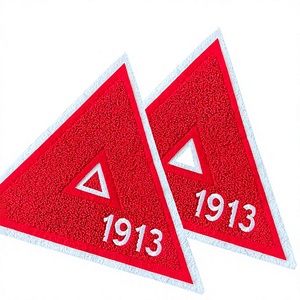 Casquettes personnalisées en gros avec logo sur mesure, style vintage, pour hommes, à profil bas, avec patch brodé en toile thermocollant, panneau rouge et blanc, en tissu pelucheux - Product Image 1