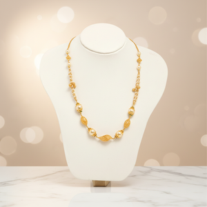 Hermoso collar en tono dorado con detalles de perlas y diseño de cuentas, joyería tradicional para bodas. - Product Image 3