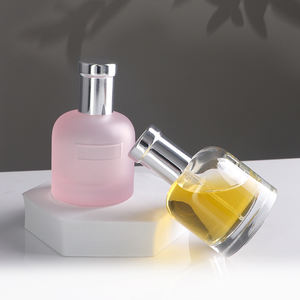 Parlak gümüş kapaklar ve hassas sprey kristal berraklığında boş parfüm <span class=keywords><strong>Atomizer</strong></span> ile zarif pembe buzlu cam parfüm şişesi - Product Image 1