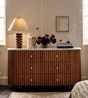 Lit double moderne FERLY en chêne massif avec tête de lit capitonnée de luxe – Mobilier de chambre pour appartement, complexe hôtelier, maison personnalisée, hôtel