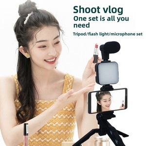 Kit de réalisation vidéo AY49 : Cage de vlogging pour smartphone, microphone et lumière d'appoint LED pour poignée de maintien à distance YouTube TikTok Live - Product Image 3