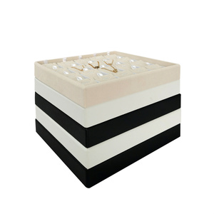 Plateau à bijoux pour l'organisation et le présentation sur comptoir, avec coussinets pour bagues, boucles d'oreilles, bracelets et petits pendentifs - Product Image 1