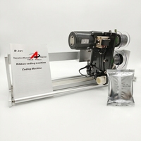 Machine d'impression à chaud de codes de date et de lots HP241 sur sachets en cours de production