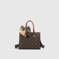 Sac à main design luxueux pour 2025. Équipé d'une fermeture éclair. Sac fourre-tout rétro à la mode. Peut être transporté à la main.6030