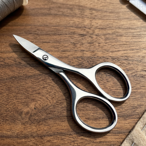 Ciseaux de manucure professionnels en acier inoxydable avec lame incurvée tranchante pour les soins des cuticules et des sourcils - Product Image 4