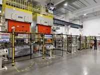 Línea de producción totalmente automatizada para armarios de lavadora integrados con servoalimentador y sistema de brazo robótico