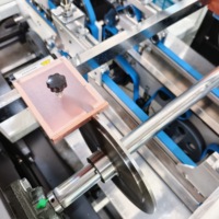 Plegadora y Encoladora Automática de Fondo Cerrado ZH-900G Eléctrica de 4.5kW para Empaques Metálicos de Grado Alimenticio y Cajas de Regalo
