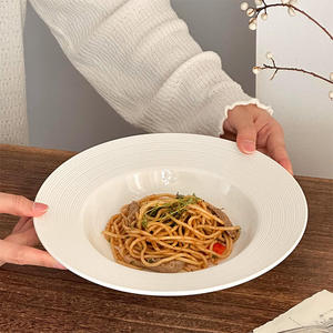 Assiettes creuses en céramique blanches <span class=keywords><strong>semi</strong></span>-mates rondes en vrac, style chapeau de paille, haut de gamme, pour fêtes, dîners, steak, pâtes, avec motif lignes, économiques - Product Image 1