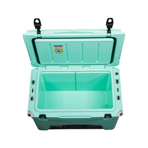 กล่องเก็บความเย็น KUER-C แบบ Rotomolded ขนาด 60 ควอร์ต 56.8 ลิตร สำหรับตั้งแคมป์กลางแจ้ง พร้อมฝาปิดสีดำและหูหิ้ว - Product Image 3