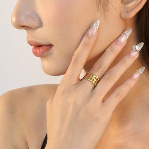 Bague tendance personnalisée pour femme, plaquée or 18 carats, en forme de feuille, creuse, étanche, en acier inoxydable, pour mariage, vente en gros - Product Image 2