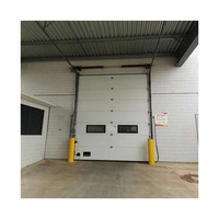 Porte industrielle à levage vertical électrique, isolation thermique, résistance au vent, porte en acier pour les baies de chargement des entrepôts