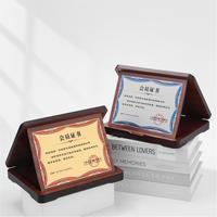 Plaque en bois pliable gravée sur mesure HBL avec médaille métallique incrustée pour la commémoration d'entreprise