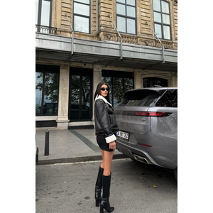 Chaqueta de Cuero Negra y Blanca con Cierre de Cremallera, Forro de Satén Afelpado, Plumas Decorativas y Perlas - Estilo Bomber Varsity de Piel de Oveja - Product Image 1