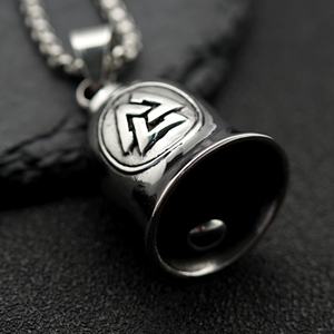 Amuleto de <span class=keywords><strong>Buena</strong></span> <span class=keywords><strong>Suerte</strong></span> para Motociclistas, Regalo para Motociclistas, Gremlin Guardián, Símbolo de Odín, Triángulos Vikingos Nórdicos, Runa, Campana de Acero Inoxidable para Motocicleta - Product Image 4