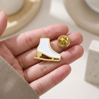 Broche en émail blanc sur le thème du sport, en acier inoxydable, personnalisée, motif patins à glace, de Yiwu Aceon