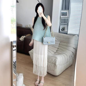 Completo da donna Miyake estivo tinta unita con fiocco e pieghe, composto da gilet e gonna overskirt con nappe, modello alla moda, venduto 100.000 pezzi - Product Image 4