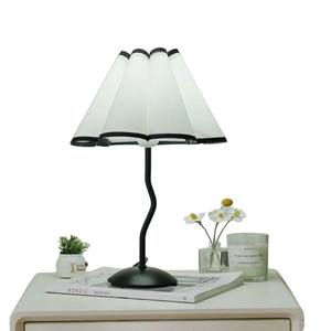 Lampe de chevet réglable de style rétro, design à pétales plissés, ambiance féminine Instagram-worthy pour les chambres, alimentation par batterie - Product Image 1