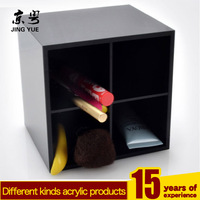 Étagère de rangement moderne en plastique noir à 4 compartiments avec finition brillante pour pinceaux de maquillage et cosmétiques