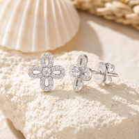 Boucles d'oreilles trèfle porte-bonheur en moissanite étincelante, clous floraux élégants en boucle infinie, bijoux en argent 925 plaqué or blanc