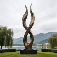 Sculpture abstraite moderne infiniment torsadée, adaptée à une utilisation en extérieur et aux halls d'hôtels