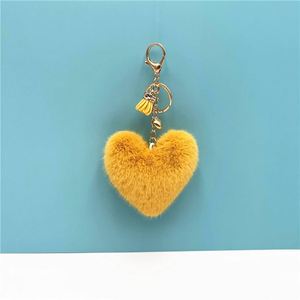 Llavero con Borla y Corazón de Durazno, Lindo Colgante de Peluche de Piel Sintética para Bolsos y Llaves de Coche, Decoración Colgante en Forma de Corazón (Pequeño Regalo Creativo) - Product Image 2