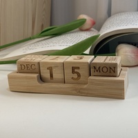 Personnalisable Faites Votre Propre Décoration de Bureau Festival Blocs Perpétuel Cube en Bois carré Petit Calendrier pour Décoration de Bureau