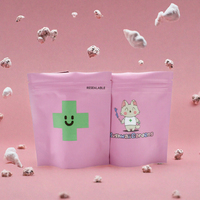 Matte roze staande pouch van PE/CPE Mylar, gelamineerd, hersluitbaar met zip lock, geur- en vochtbestendig, voor voedselverpakkingen zoals snoep en snacks.