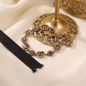 <span class=keywords><strong>Bracciale</strong></span> di Lusso con Doppia G e Motivo Floreale Margherita in Pietra Naturale, Vendita Diretta dalla Fabbrica, Ideale per Occasioni Eleganti - Product Image 1