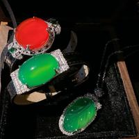 Boucles d'oreilles, colliers et bracelets personnalisés scintillants avec pendentif en pierre verte sculptée et perle, cadeau élégant pour femme, vente chaude
