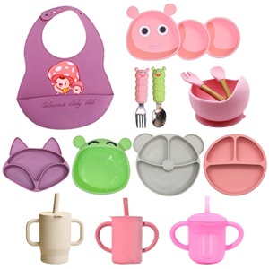 Juego de alimentación de silicona para bebés con logotipo personalizado del fabricante, plato con ventosa, cuchara, tenedor, babero, taza, libre de BPA, vajilla de silicona para niños. - Product Image 1