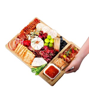 Planche à fromage en bois avec couverts et assiettes, plateau de service carré pour usage domestique - Product Image 2