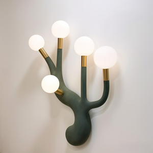 Lampe murale moderne en forme de cactus avec 3 ampoules globe, base en métal vert foncé, design minimaliste pour salon, lumière blanche froide - Product Image 1
