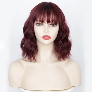 Wig Bob keriting sintetis dengan poni, rambut palsu pendek bergelombang warna anggur merah Wig sintetis untuk wanita kulit hitam tampak alami