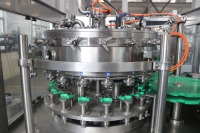 Remplisseuse électrique spécialisée 2000BPH pour canettes de boissons gazeuses, composants de roulements de moteurs automatiques, ligne de production manuelle