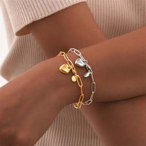 สร้อยข้อมือแฟชั่นประดับจี้รูปหัวใจชุบทองบนสแตนเลสสำหรับผู้หญิง - Product Image 5