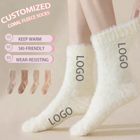 Vente en gros de chaussettes en polaire brodées personnalisées pour femmes, longueur d'équipage en tricot moelleux solide, pour un usage quotidien en automne