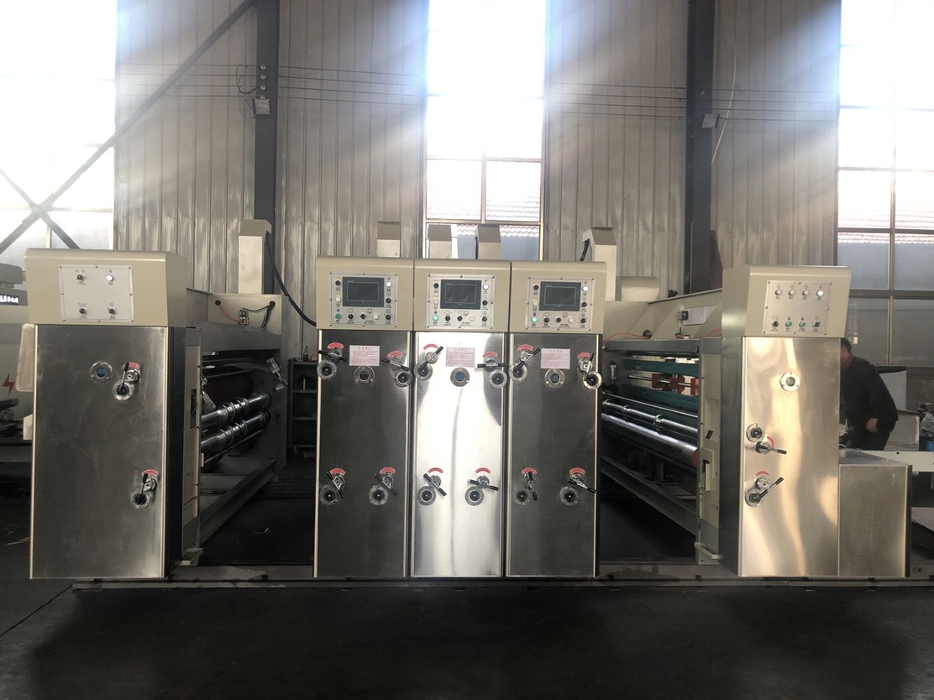 Полностью автоматический высокоскоростной флексографский принтер slotter die cutter stacker machine