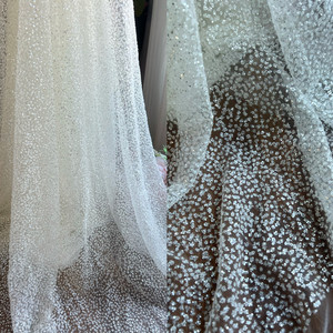 Kain Putih Berkilau dan Tidak Tembus Pandang dengan Payet Emas, Cocok untuk Pemotretan Gaun Pengantin dan Gaun Malam. - Product Image 6