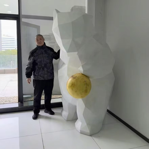 Scultura in Resina e Fibra di Vetro Personalizzata, Realistica, di <span class=keywords><strong>Orso</strong></span> Bianco Geometrico e Palla Gialla in Stile Minimalista per Arte all'Aperto - Product Image 1
