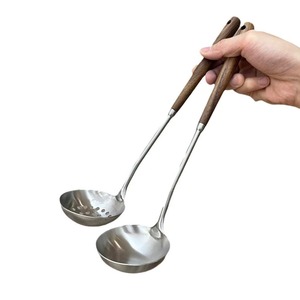 Louche à soupe en acier inoxydable 304 avec manche en bois de noyer et passoire pour usage domestique et professionnel - Product Image 3