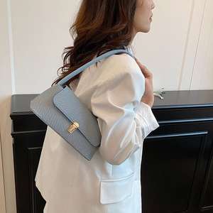 Sac à bandoulière rectangulaire avec boucle en métal pour femme - Product Image 4