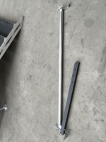 Tour de levage en treillis pour panneaux, avec stabilisateurs en aluminium