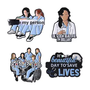 Spilla Medica Cartoon in Lega Elettroplaccata Versatile per il Commercio Transfrontaliero, Merchandising della <span class=keywords><strong>Serie</strong></span> <span class=keywords><strong>TV</strong></span> Grey's Anatomy - Product Image 5