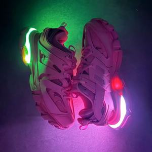 Chaussures de sport décontractées, chaussures de marche amorties avec LED, style design élégant, chaussures de course roses confortables - Product Image 2