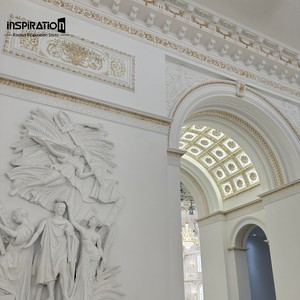 Delicada frisa GRG con banda continua de corona de laurel que rodea la habitación con un significado simbólico de victoria y elegancia. Columna romana clásica. - Product Image 2