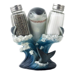 Polyresin/résine Décoratif Grand Requin Blanc Salière et Poivrière En Verre Ensemble avec Support Figurine pour Bar <span class=keywords><strong>de</strong></span> Plage ou tropical - Product Image 1