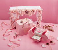 Boîte à bijoux à double porte style pomme pour colliers Rose Soap Flower Detail Glossy Lamination for Mother's Day Christmas Packaging
