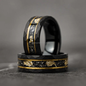 Bague pour homme en acier tungstène de 8mm, finition martelée noire avec feuille d'or et limaille de fer, alliance de style vintage. - Product Image 1