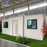 Maison conteneur en acier extensible avec structure gris argenté, entrepôt préfabriqué à panneaux blancs, maison préfabriquée avec auvents hydrauliques et fenêtres, prête à habiter